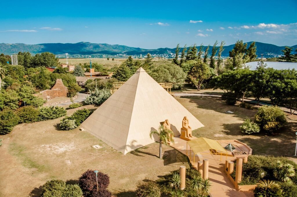 piramide en pekos parque tematico villa carlos paz (5)