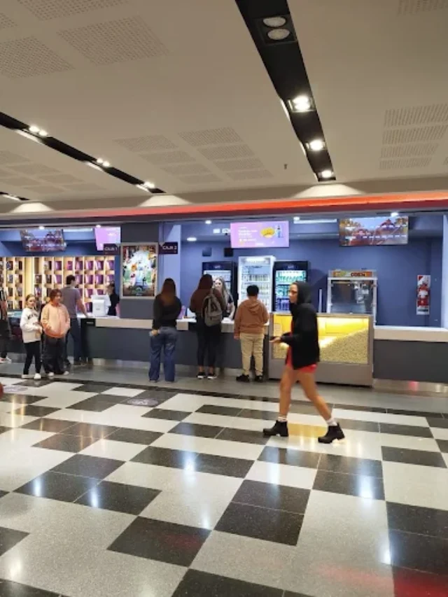 Salida al cine en @cinewo.vcp #themandalorianandgrogu